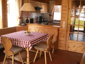 Hus, 2 soverom, terrasse | Spiseområde