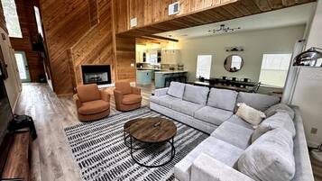 Smart TV, chimenea, videojuegos, futbolito