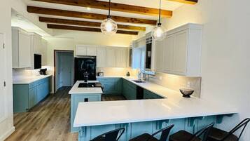 Refrigerador, microondas, horno, placa de cocina