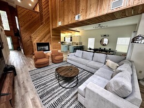 Smart TV, chimenea, videojuegos y futbolito