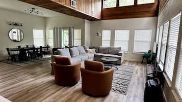 Smart TV, chimenea, videojuegos, futbolito