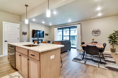 Elegant Vancouver Townhome - 18 Mi to Portland