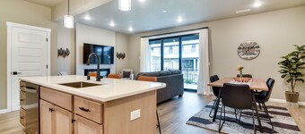 Elegant Vancouver Townhome - 18 Mi to Portland