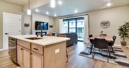 Elegant Vancouver Townhome - 18 Mi to Portland