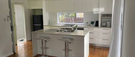 Kjøleskap, mikrobølgeovn, ovn og kokeplater