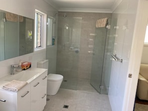 Doccia, asciugacapelli, asciugamani, sapone