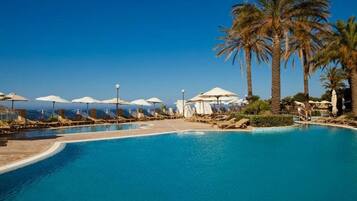 Una piscina cubierta