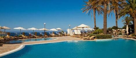 Una piscina cubierta