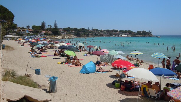 A crowded beach with numerous umbrellas and people enjoying the water. - Charming Sicilian Villa in Fontane Bianche (Syracuse)