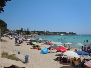 A crowded beach with numerous umbrellas and people enjoying the water. - Charming Sicilian Villa in Fontane Bianche (Syracuse)