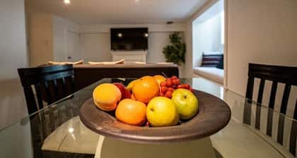 An affordable and modern, pet friendly 1 Bedroom apartment close to the beach