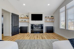 5 bedrooms, iron/ironing board, travel crib, WiFi - Remodeled and Spacious Home with Backyard Oasis (Las Vegas)
