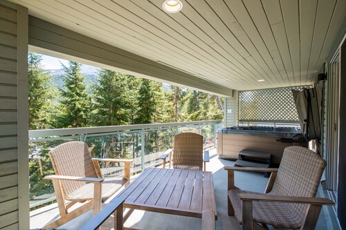 Large deck | Private Hot Tub | BBQ | Pet friendly
