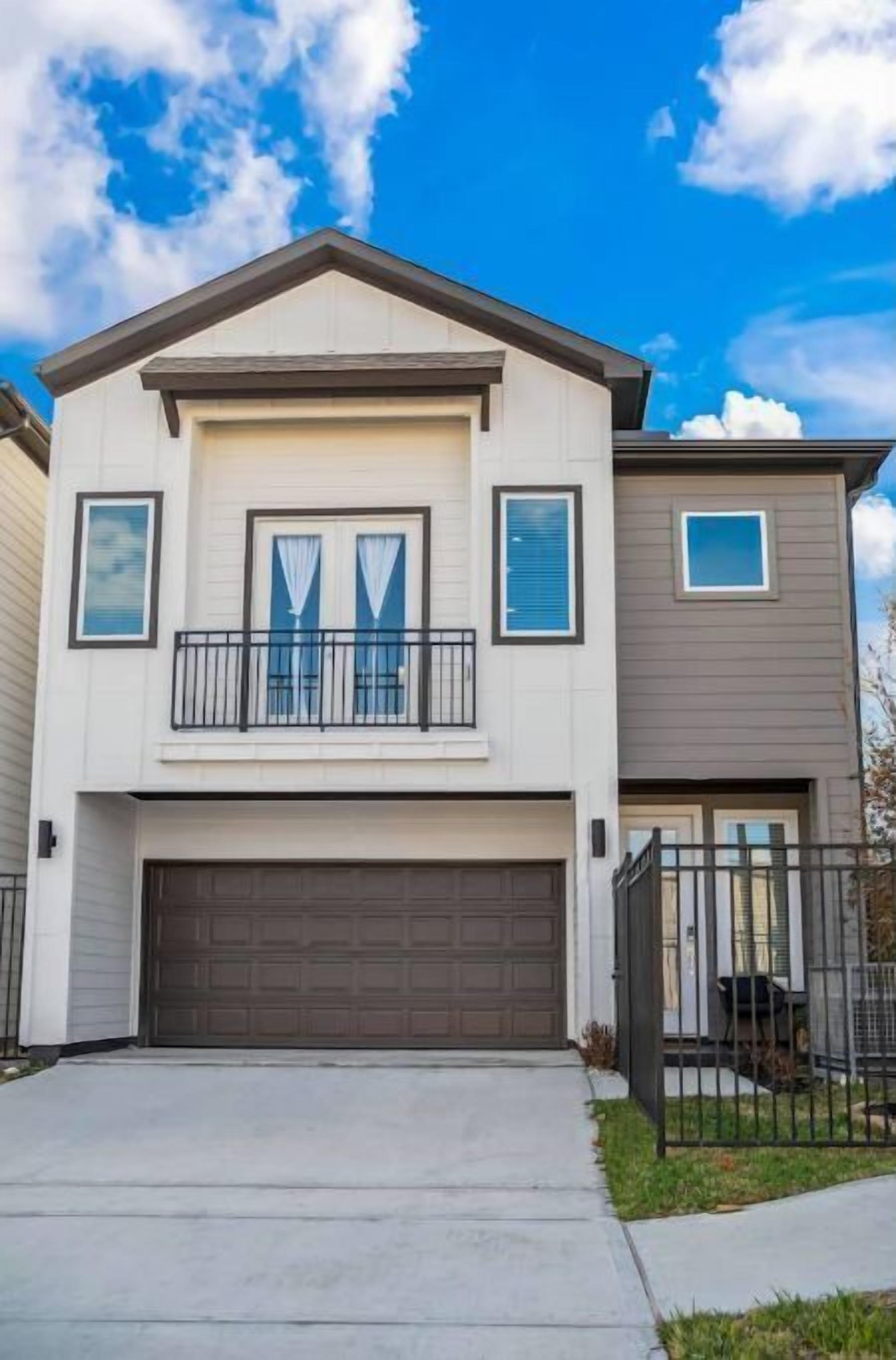 Newly Built Glam Home Downtown/Complimentary Airport Ride