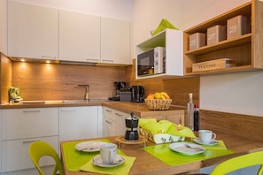 Réfrigérateur, four à micro-ondes, surface de cuisson, cafetière-théière