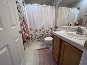 Secadora de cabello, toallas, jabón, papel de baño 