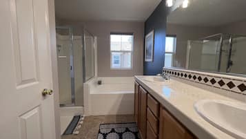 SĂšche-cheveux, serviettes fournies, savon, papier toilette