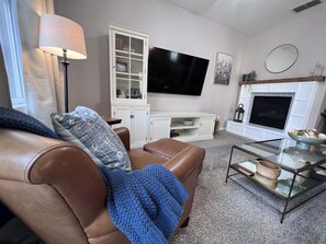 Smart TV, chimenea, libros y impresora 