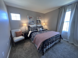 3 habitaciones, escritorio, tabla de planchar con plancha y wifi gratis