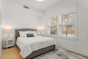 2 chambres, bureau, fer et planche à repasser, lit de bébé portatif