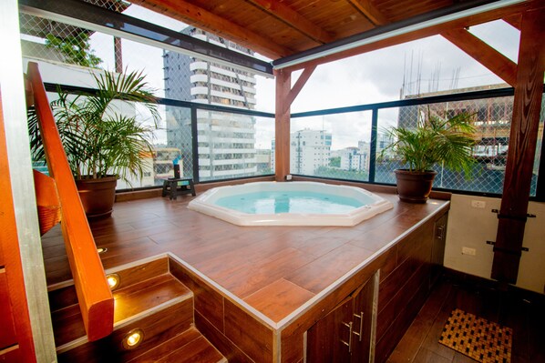 Indoor spa tub - "luxurious and Elegant Apartment in Bella Vista" (Santo Domingo)