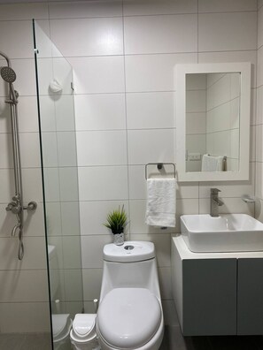 Departamento, 3 habitaciones, con acceso para personas discapacitadas, alberca privada | Baño | Toallas 