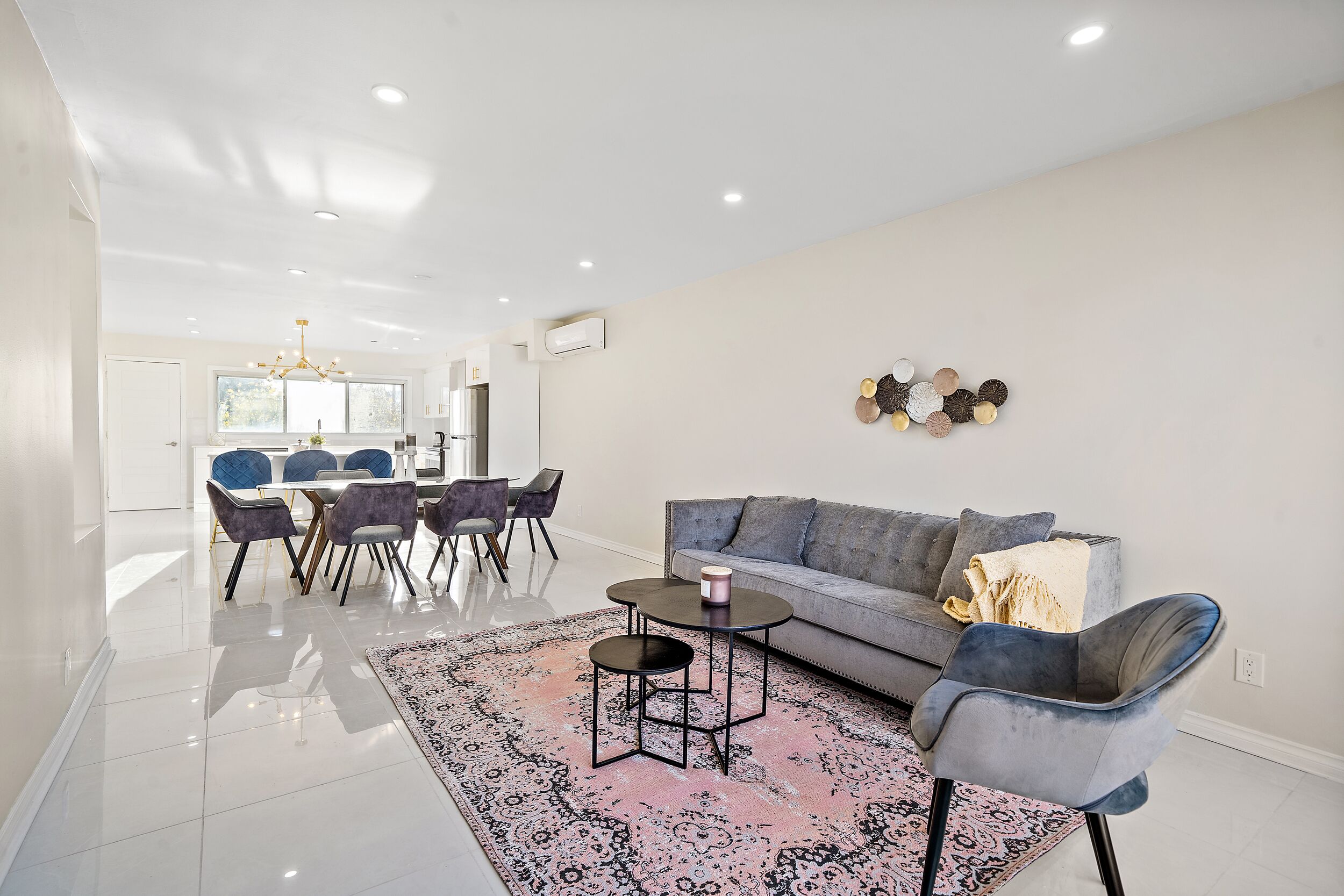 Very Large Modern 5 bedroom apartment