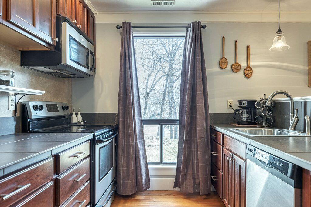 136 GENEVA COVE STUDIO CONDO