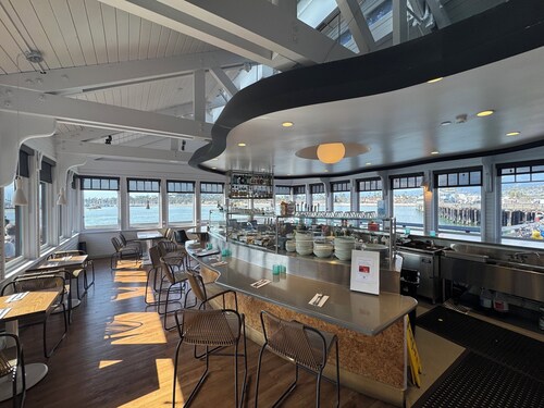 Modern Sea Escape - with A/C, steps to Shoreline Park, beach, Hot tub, Bocce Ball, Dog OK