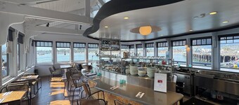 Modern Sea Escape - with A/C, steps to Shoreline Park, beach, Hot tub, Bocce Ball, Dog OK