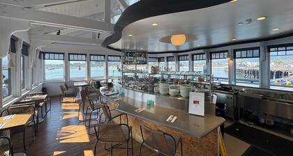 Modern Sea Escape - with A/C, steps to Shoreline Park, beach, Hot tub, Bocce Ball, Dog OK