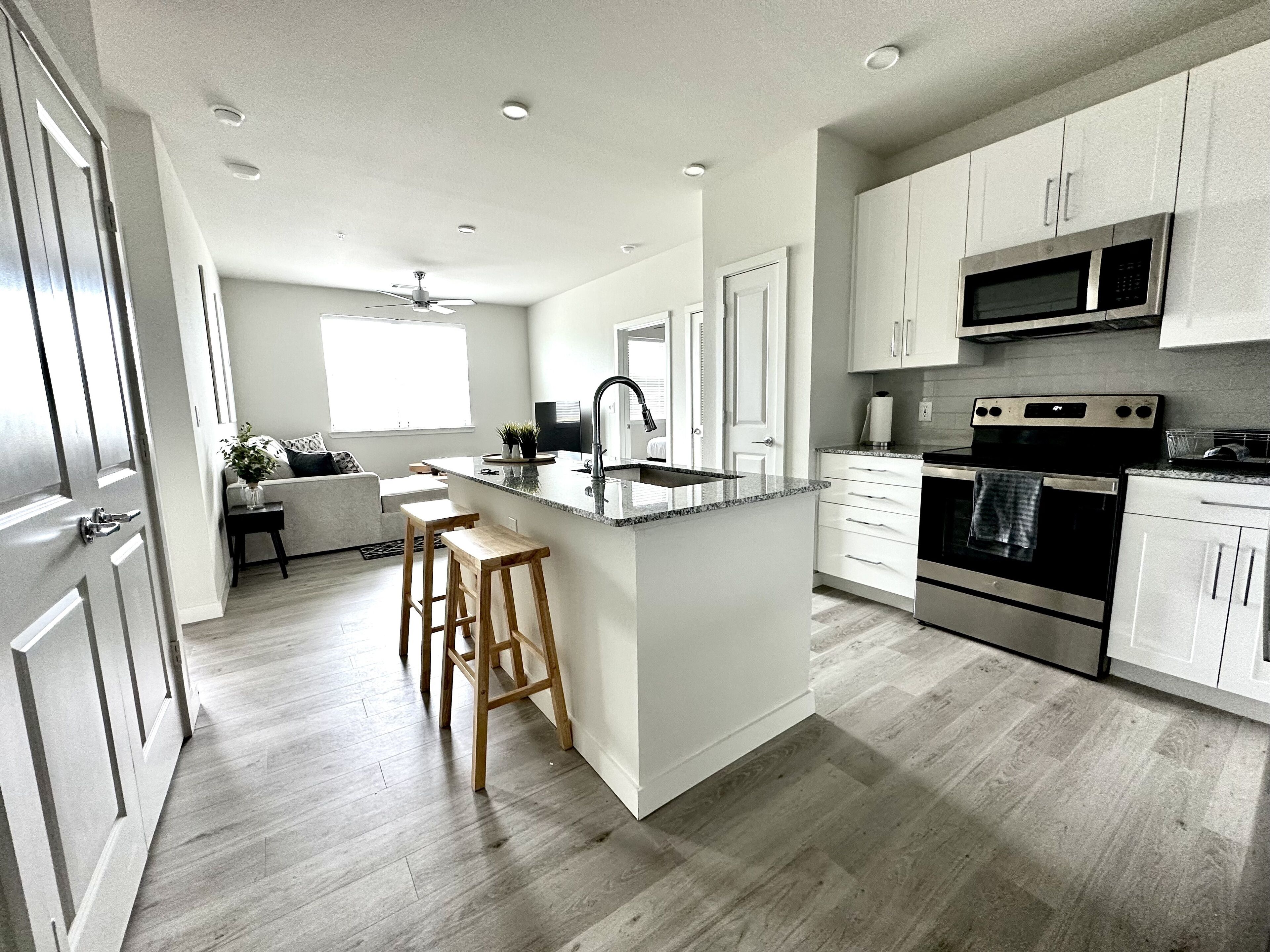 Modern Downtown 2 bed 2 bath apt!