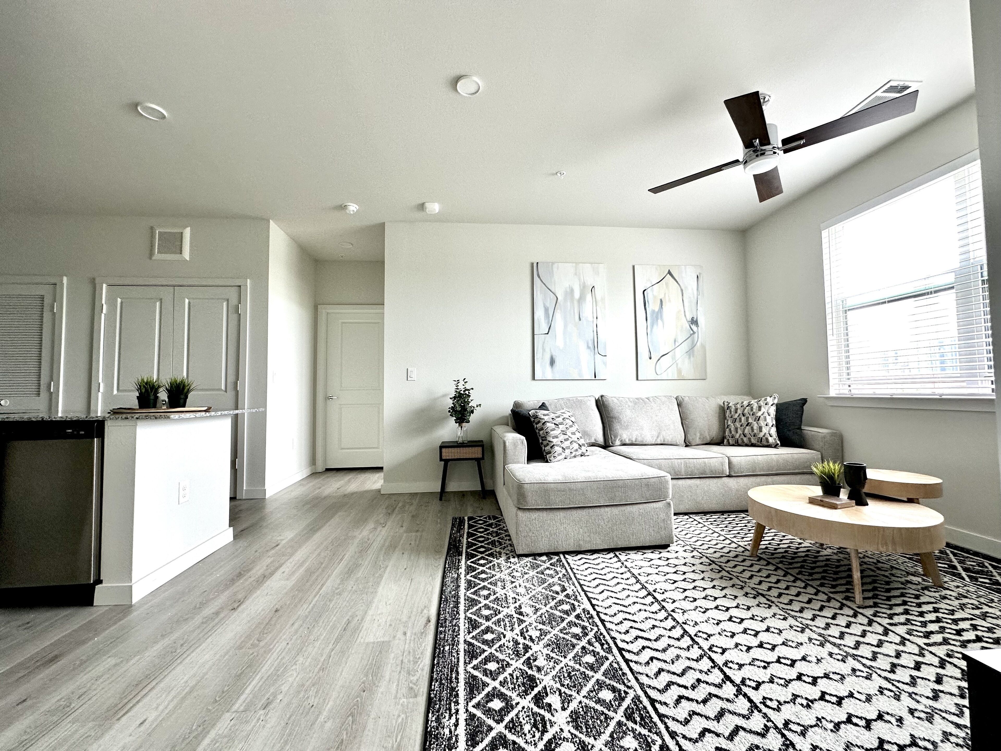 Modern Downtown 2 bed 2 bath apt!