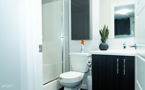 تجهيزات دش، مجففات شعر، مناشف، صابون