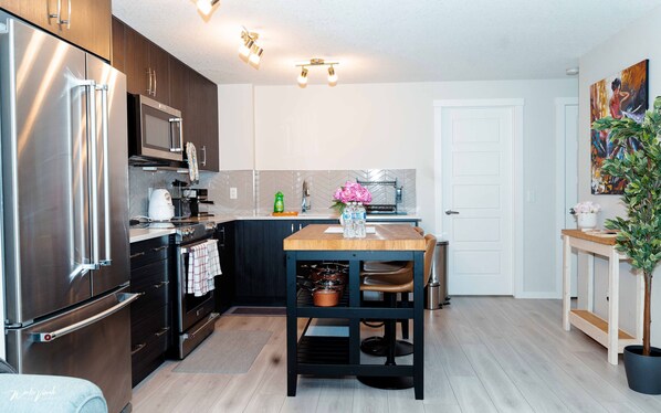 冷蔵庫、電子レンジ、オーブン、コンロ