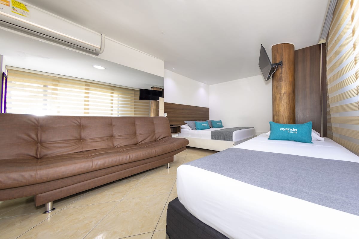 Habitación cuádruple superior | Escritorio, wifi gratis, ropa de cama