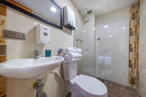 Phòng 3 Superior | Phòng tắm | Buồng tắm vòi sen, khăn tắm, xà phòng, giấy vệ sinh 