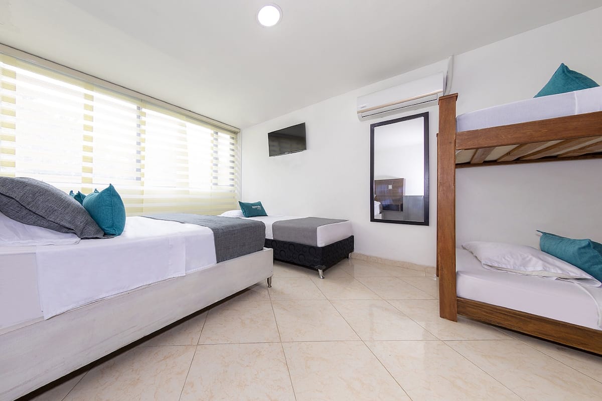 Estudio superior | Escritorio, wifi gratis, ropa de cama