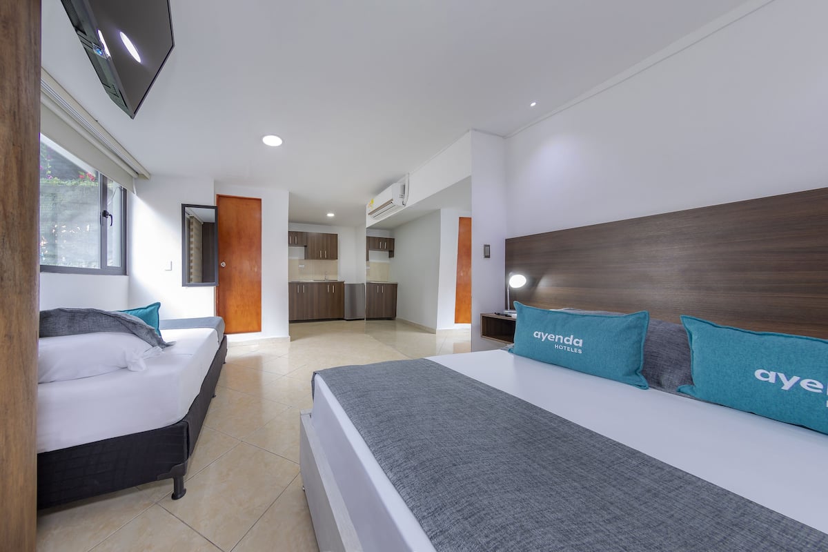 Habitación triple superior | Escritorio, wifi gratis, ropa de cama