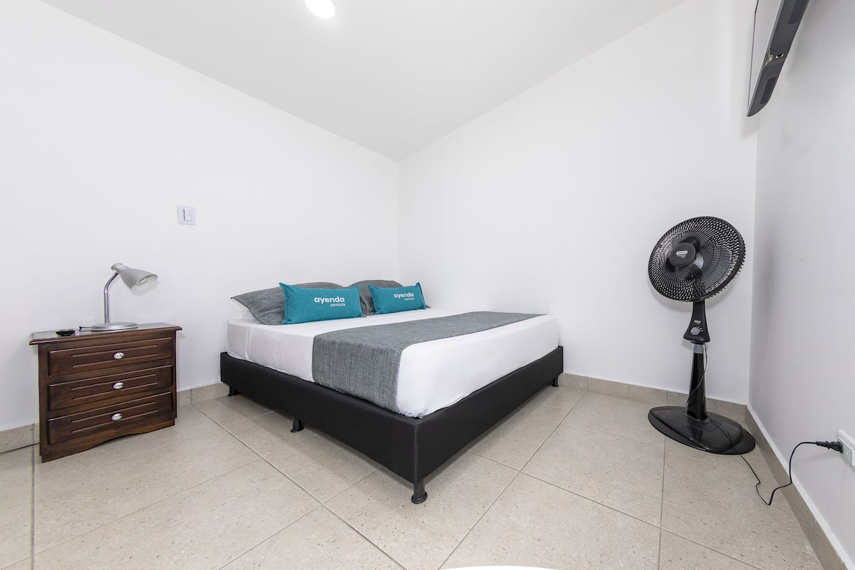 Habitación económica doble | Escritorio, wifi gratis, ropa de cama