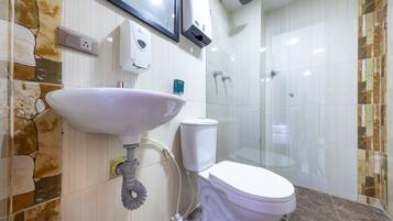 Superior Quadruple Room | Bathroom