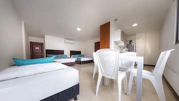 Deluxe Studio Suite | Desk, free WiFi, bed sheets