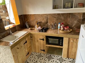 Frigorifero, microonde, forno, piano cottura