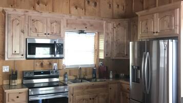 Kylskåp, mikrovågsugn, ugn och spishäll