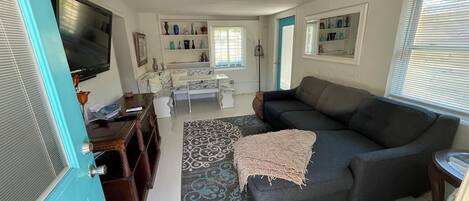 Una televisión, un reproductor estéreo