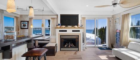 Smart-tv, een open haard, een dvd-speler en een stereo