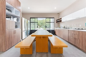 Kühlschrank, Mikrowelle, Herdplatte, Wasserkocher mit Kaffee-/Teezubehör