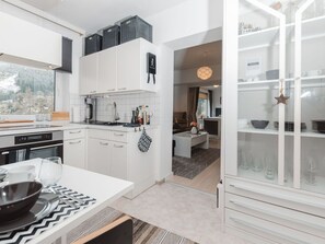 Ofen, Geschirrspüler, Toaster, Esstisch