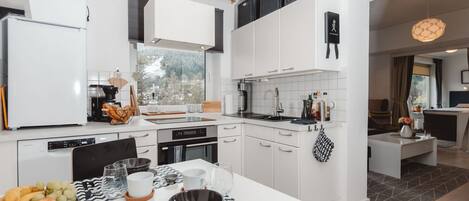 Ofen, Geschirrspüler, Toaster, Esstisch