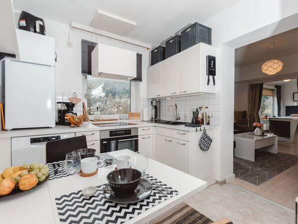 Ofen, Geschirrspüler, Toaster, Esstisch